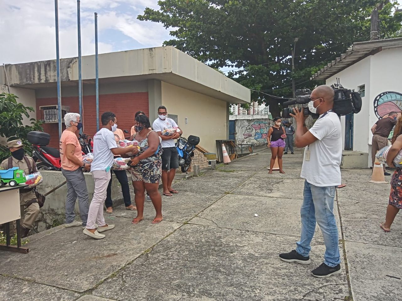 DISTRUIÇÃO DE CESTAS BÁSICAS 