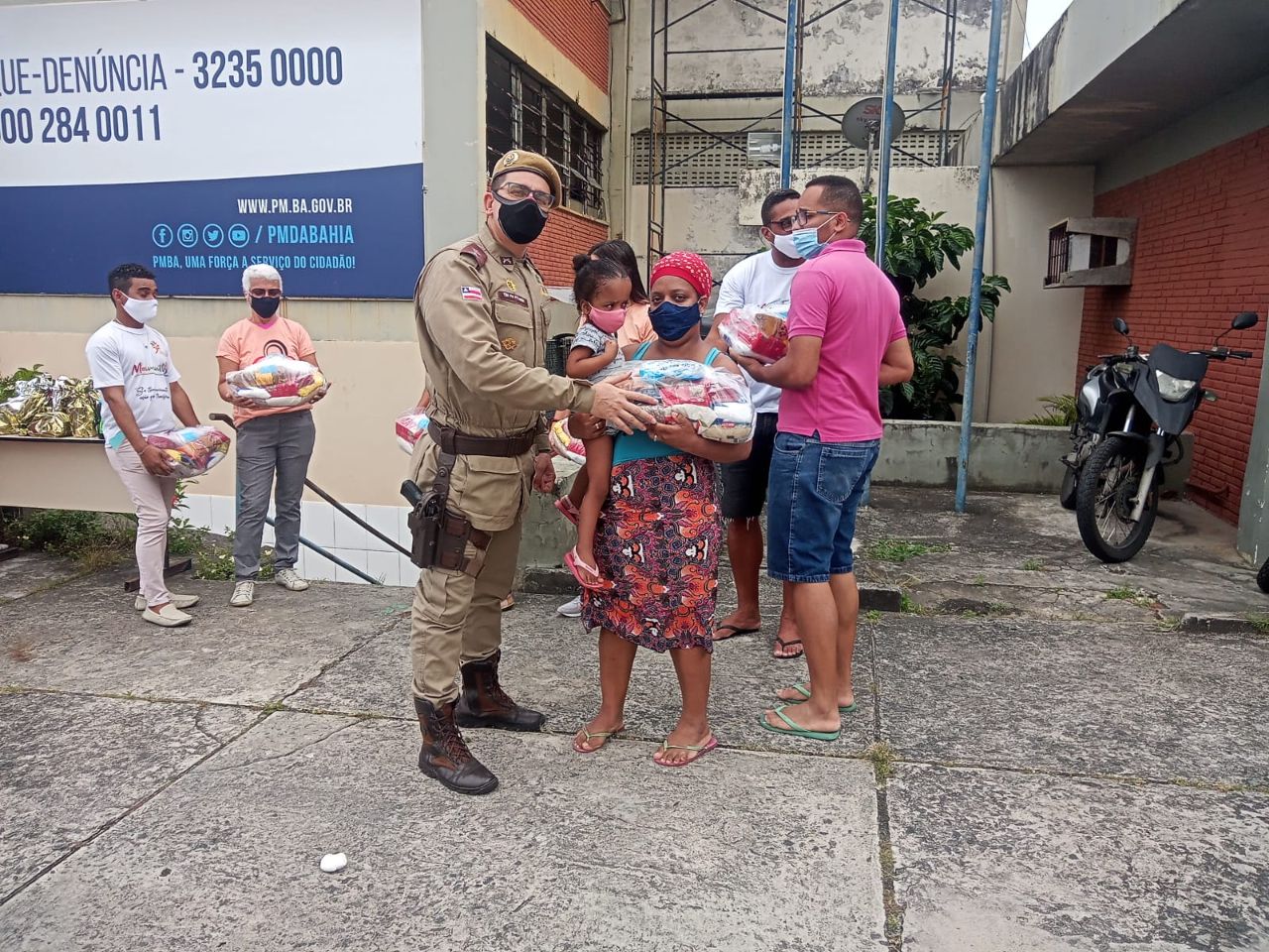 DISTRUIÇÃO DE CESTAS BÁSICAS 